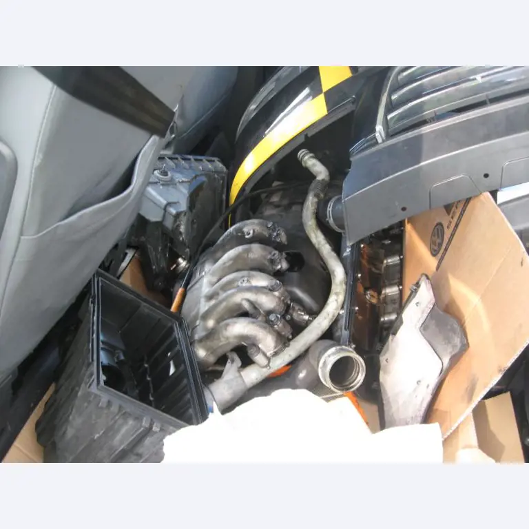 1 pequeño tractor eléctrico de avión y <br>
1 furgoneta VW T5 con daños en el motor
-14