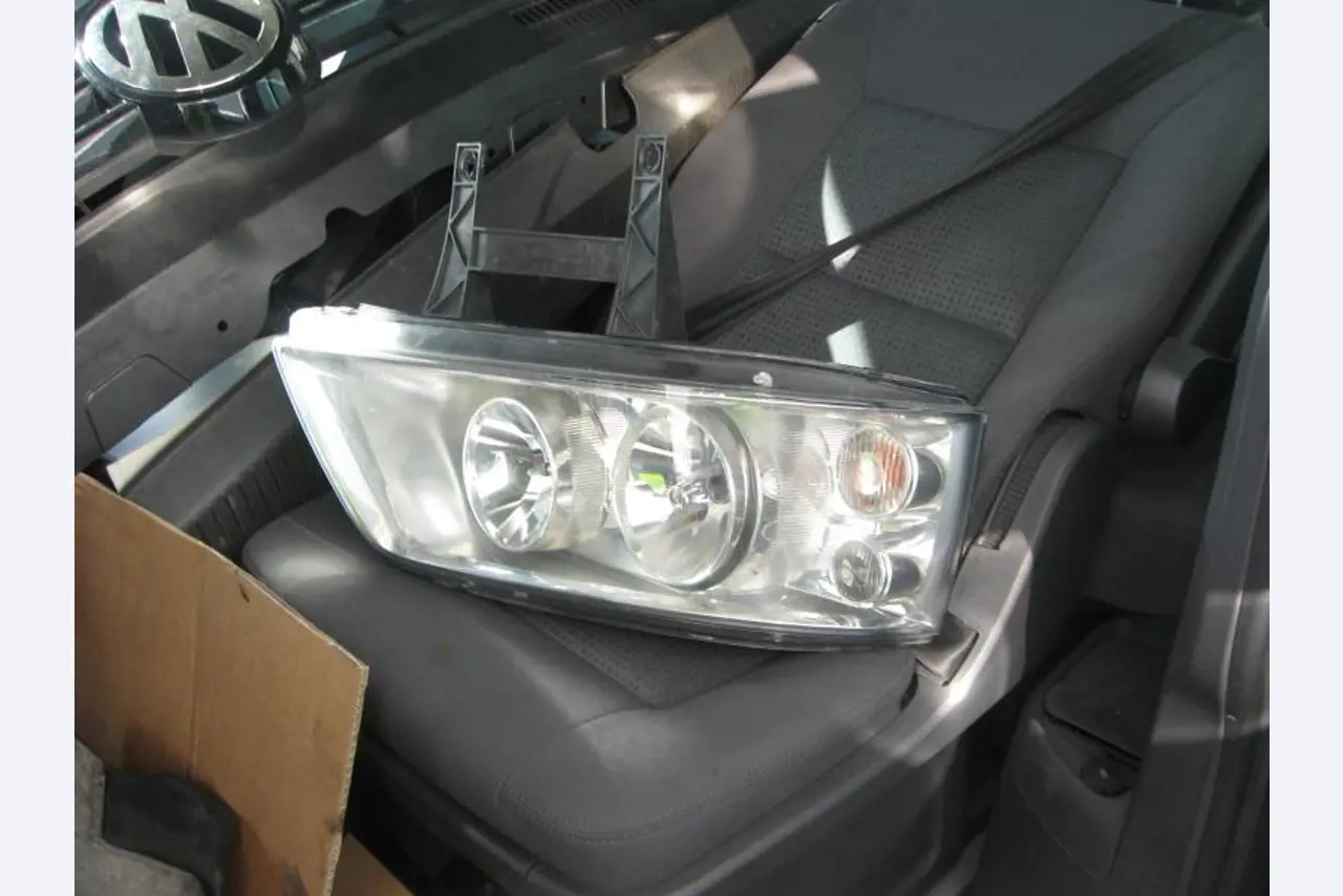 1 pequeño tractor eléctrico de avión y <br>
1 furgoneta VW T5 con daños en el motor
-15