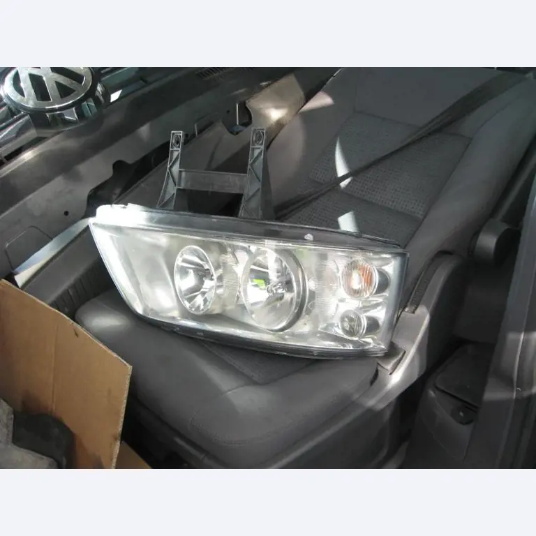 1 pequeño tractor eléctrico de avión y <br>
1 furgoneta VW T5 con daños en el motor
-15
