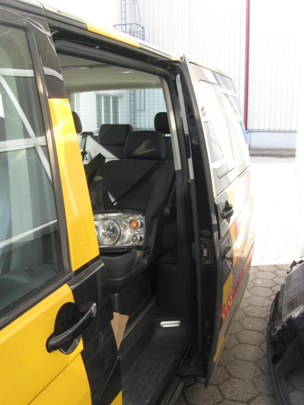 1 towbarless aircraft towing vehicle and <br>1 VW Transporter with engine breakdown-16