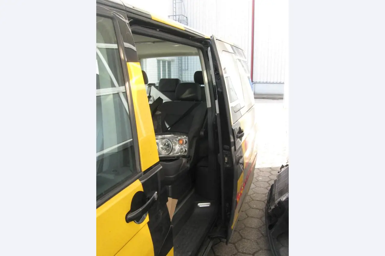 1 pequeño tractor eléctrico de avión y <br>
1 furgoneta VW T5 con daños en el motor
-16