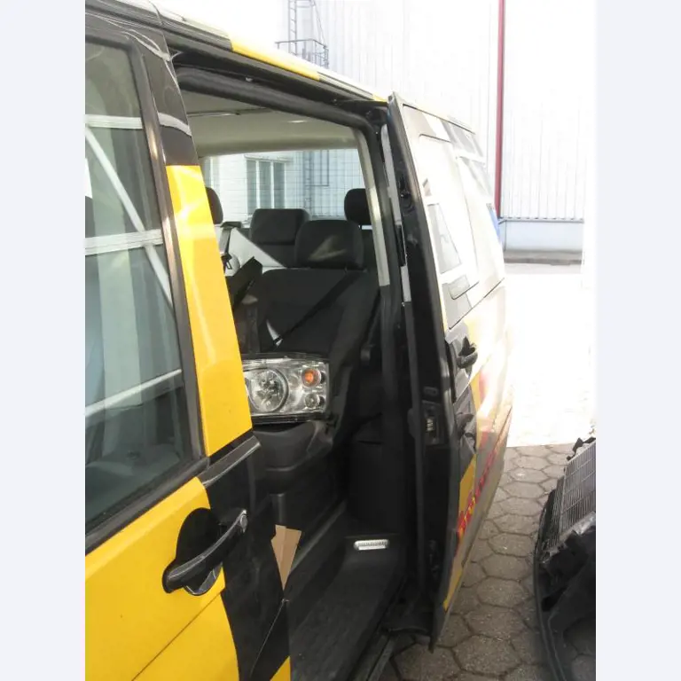 1 pequeño tractor eléctrico de avión y <br>
1 furgoneta VW T5 con daños en el motor
-16