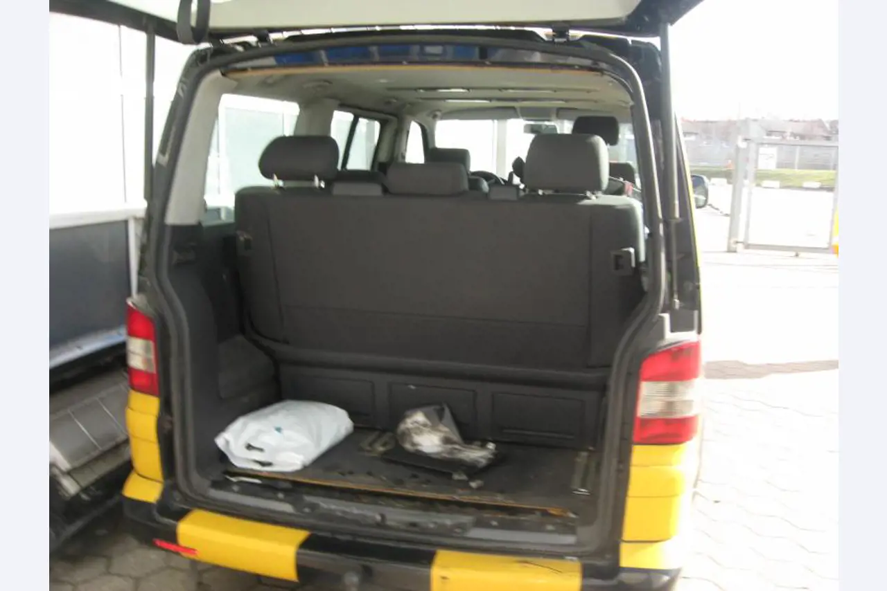 1 pequeño tractor eléctrico de avión y <br>
1 furgoneta VW T5 con daños en el motor
-17