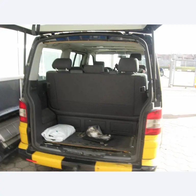 1 pequeño tractor eléctrico de avión y <br>
1 furgoneta VW T5 con daños en el motor
-17