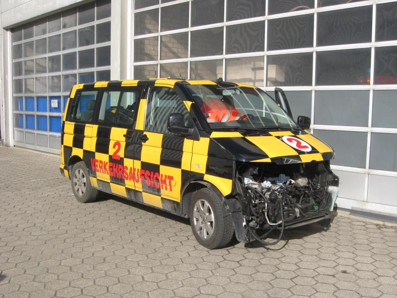 1 towbarless aircraft towing vehicle and <br>1 VW Transporter with engine breakdown-1