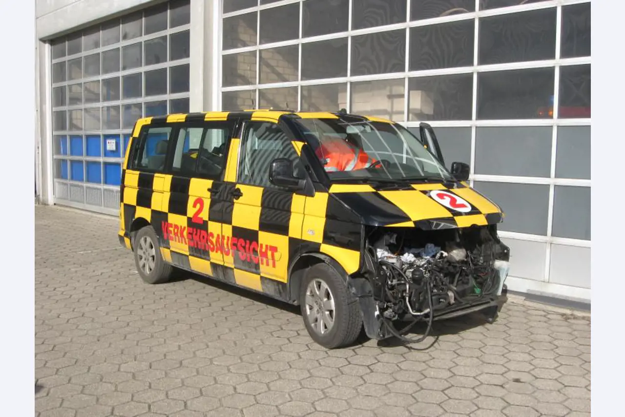 1 pequeño tractor eléctrico de avión y <br>
1 furgoneta VW T5 con daños en el motor
-1