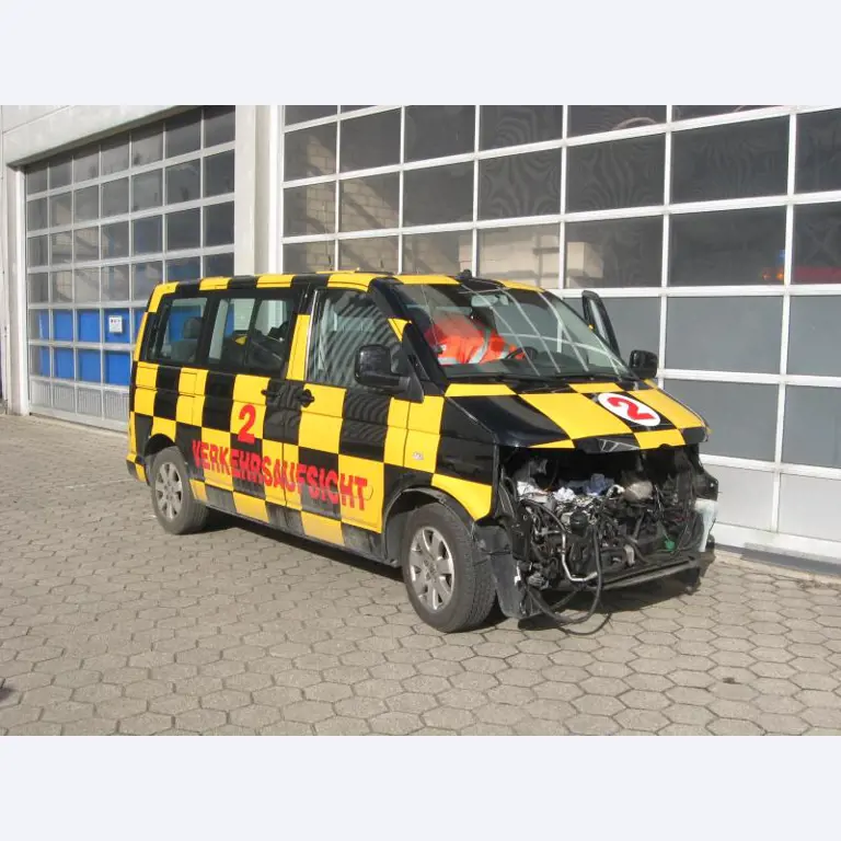 1 pequeño tractor eléctrico de avión y <br>
1 furgoneta VW T5 con daños en el motor
-1