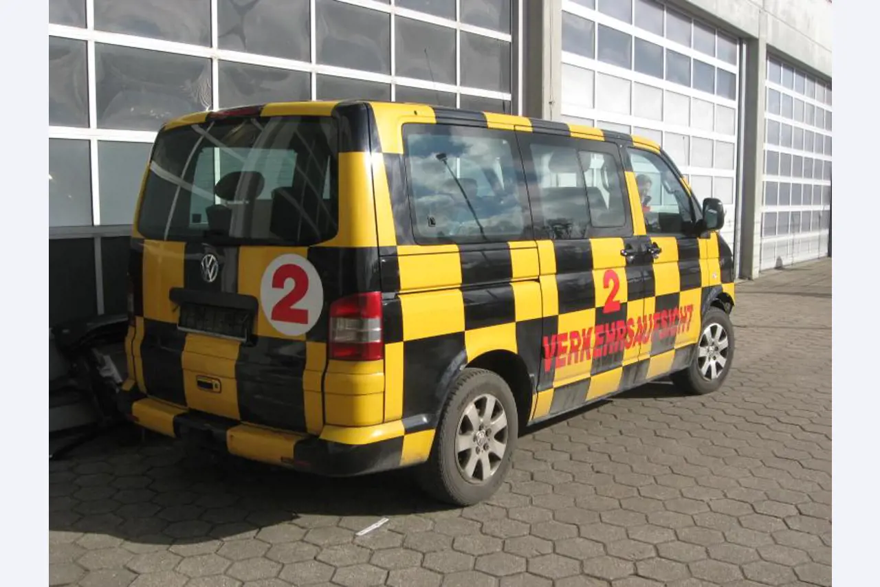 1 pequeño tractor eléctrico de avión y <br>
1 furgoneta VW T5 con daños en el motor
-3