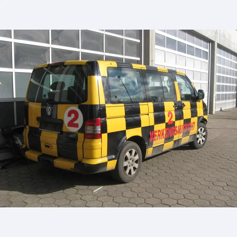 1 pequeño tractor eléctrico de avión y <br>
1 furgoneta VW T5 con daños en el motor
-3