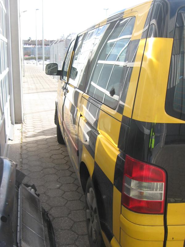 1 towbarless aircraft towing vehicle and <br>1 VW Transporter with engine breakdown-4