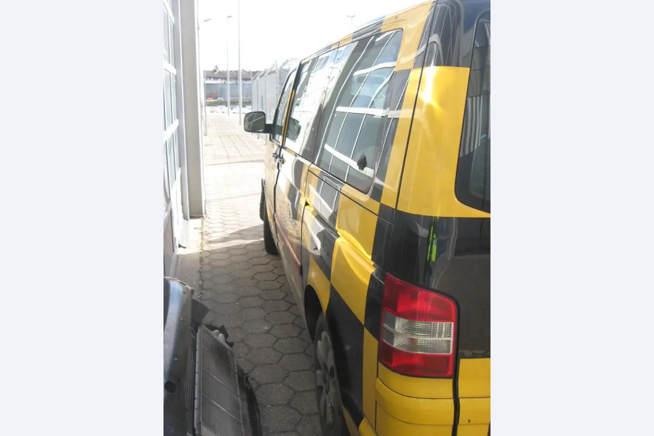 1 pequeño tractor eléctrico de avión y <br>
1 furgoneta VW T5 con daños en el motor
-4