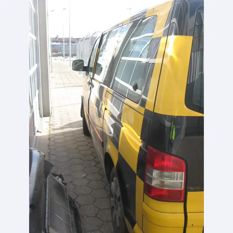 1 pequeño tractor eléctrico de avión y <br>
1 furgoneta VW T5 con daños en el motor
-4