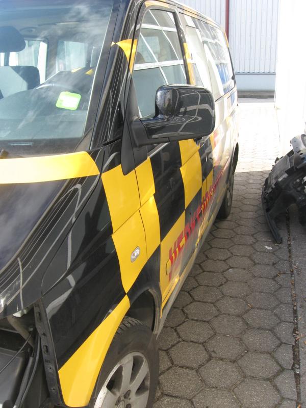 1 towbarless aircraft towing vehicle and <br>1 VW Transporter with engine breakdown-5