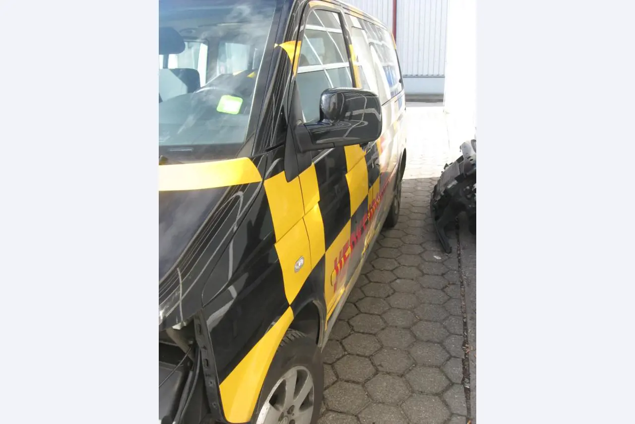 1 pequeño tractor eléctrico de avión y <br>
1 furgoneta VW T5 con daños en el motor
-5