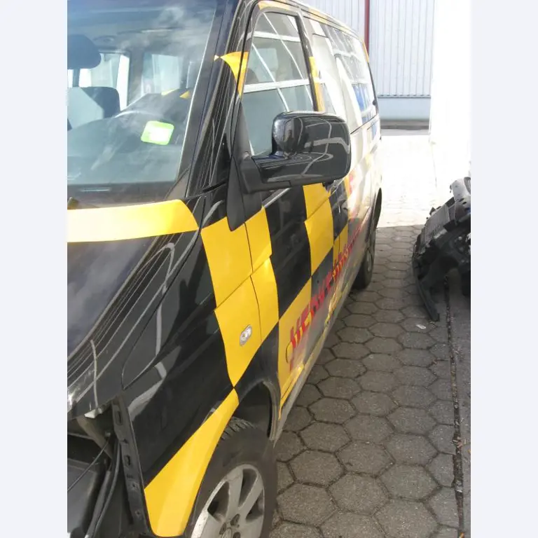 1 pequeño tractor eléctrico de avión y <br>
1 furgoneta VW T5 con daños en el motor
-5