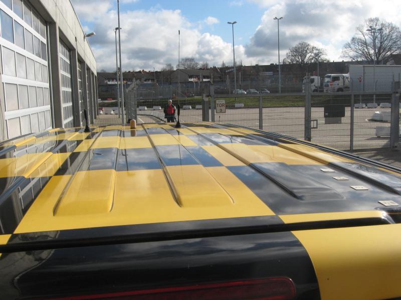 1 towbarless aircraft towing vehicle and <br>1 VW Transporter with engine breakdown-6