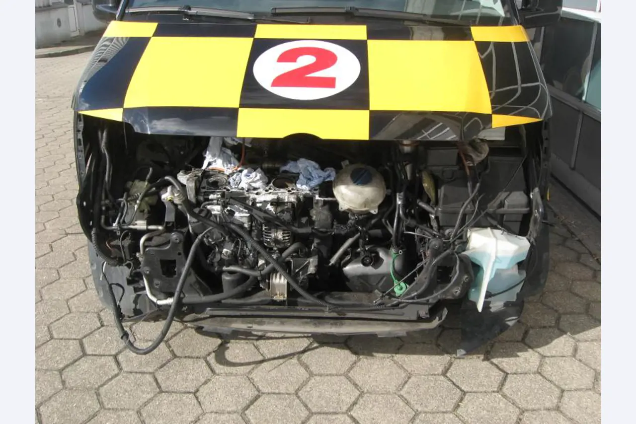 1 pequeño tractor eléctrico de avión y <br>
1 furgoneta VW T5 con daños en el motor
-7