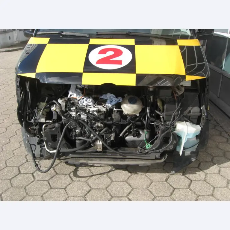 1 pequeño tractor eléctrico de avión y <br>
1 furgoneta VW T5 con daños en el motor
-7