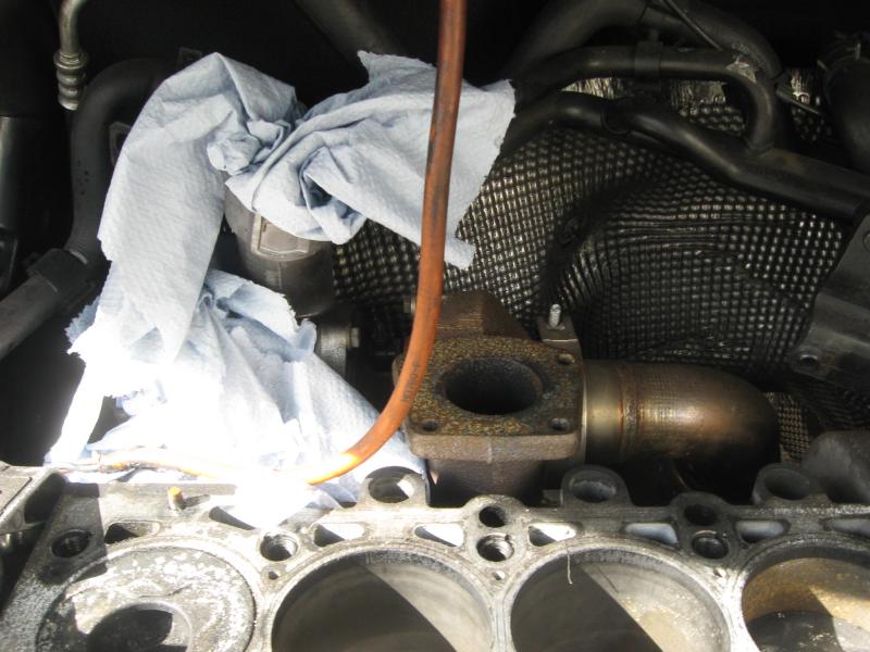 1 towbarless aircraft towing vehicle and <br>1 VW Transporter with engine breakdown-9