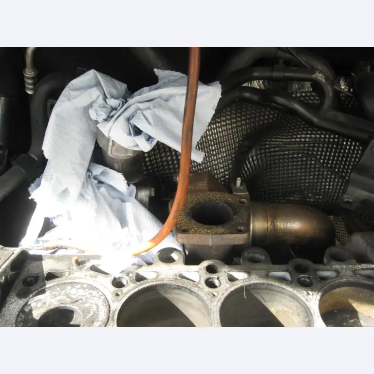 1 pequeño tractor eléctrico de avión y <br>
1 furgoneta VW T5 con daños en el motor
-9