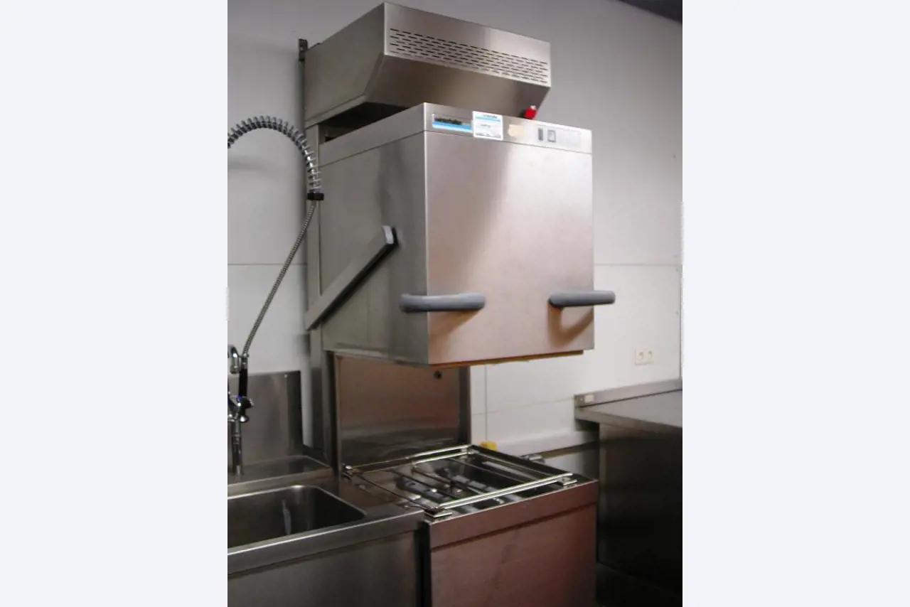 well maintained surplus catering equipment and technique-1