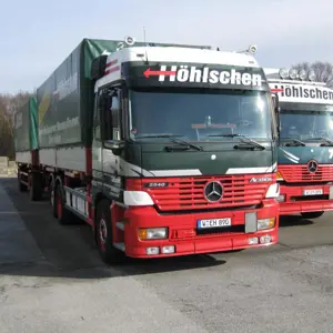 Blockposition LKW + LKW-Sattel-Anhänger + 3-Achs-Sattelauflieger