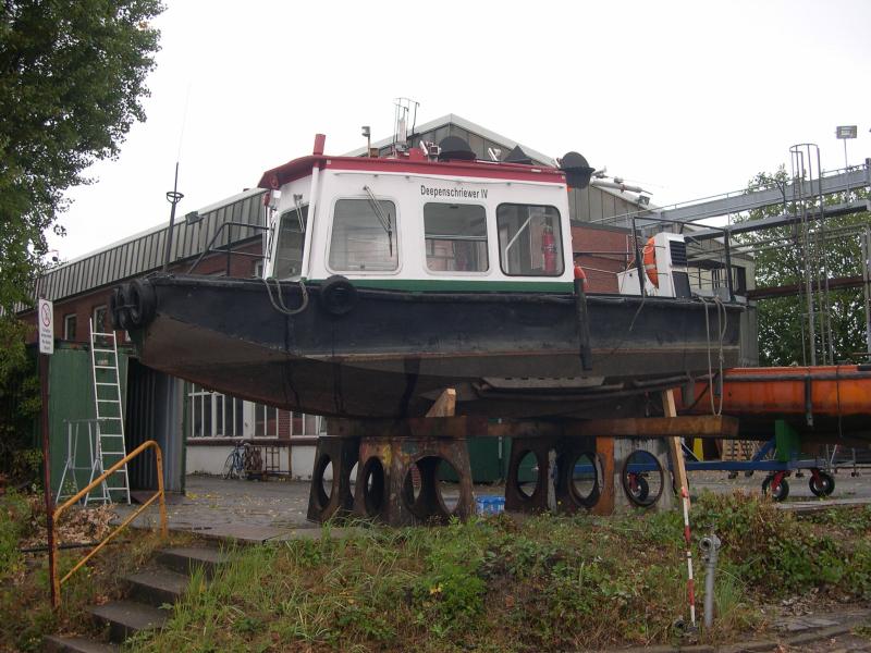 Working ship (direction finding boat) "Deepenschriewer IV" <br>and living barge "WS 3"-1