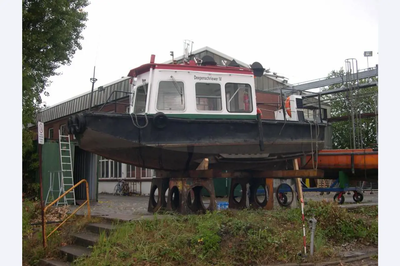 Working ship (direction finding boat) "Deepenschriewer IV" <br>and living barge "WS 3"-1
