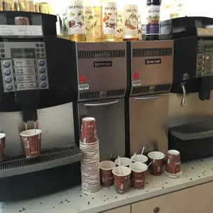 2 máquinas de café totalmente automáticas, cada una con refrigerador Franke Coffe Systems Viva au lait