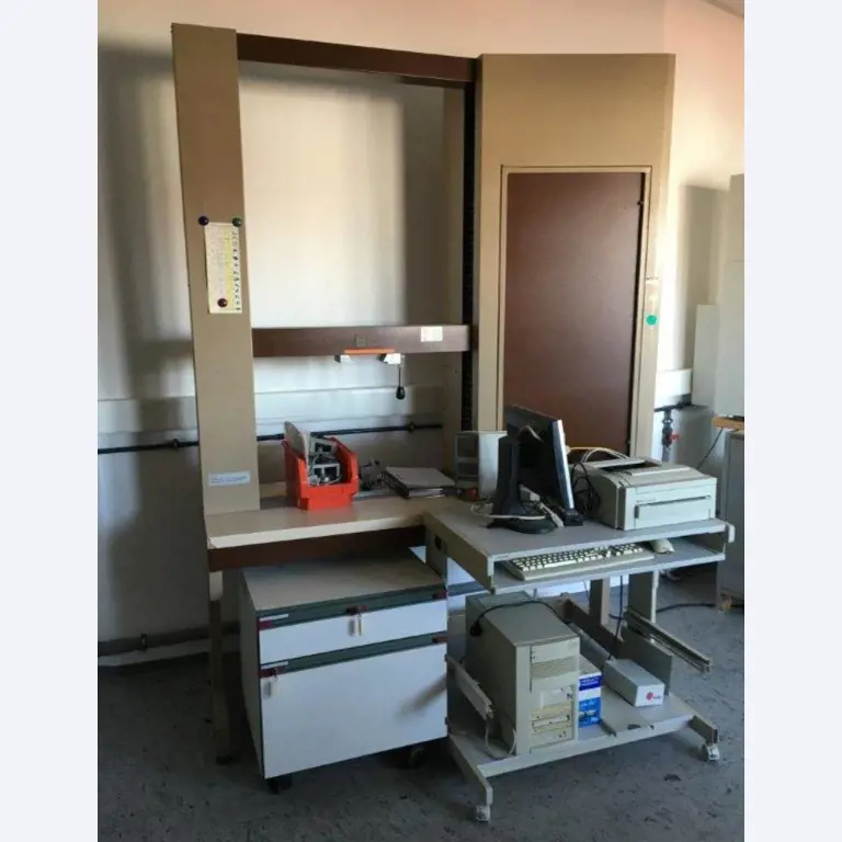 gepflegte Laborausstattung-1