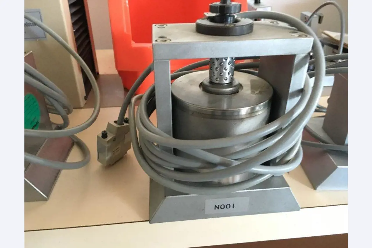 gepflegte Laborausstattung-6