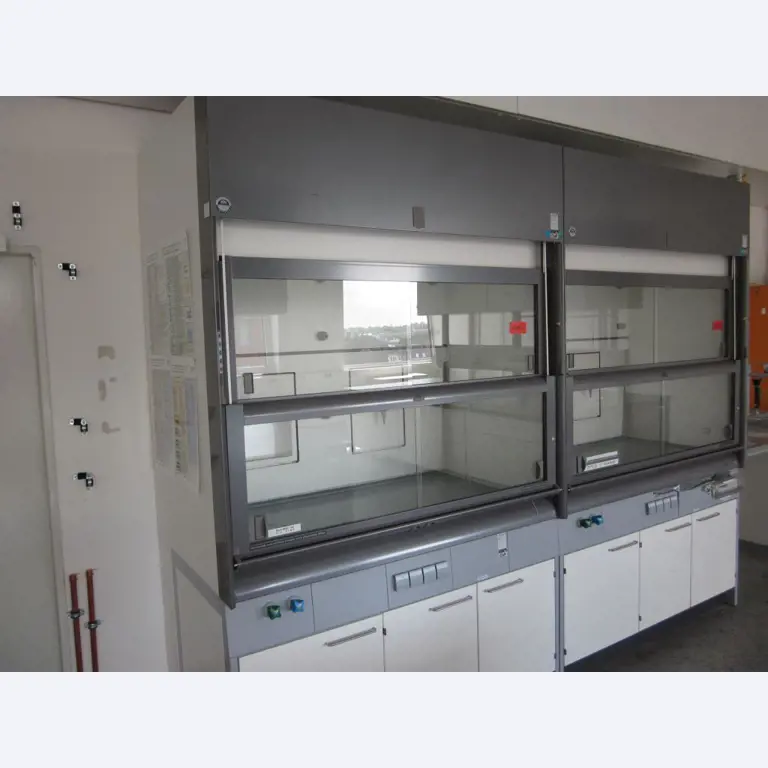 dobro vzdrževana laboratorijska oprema.-2