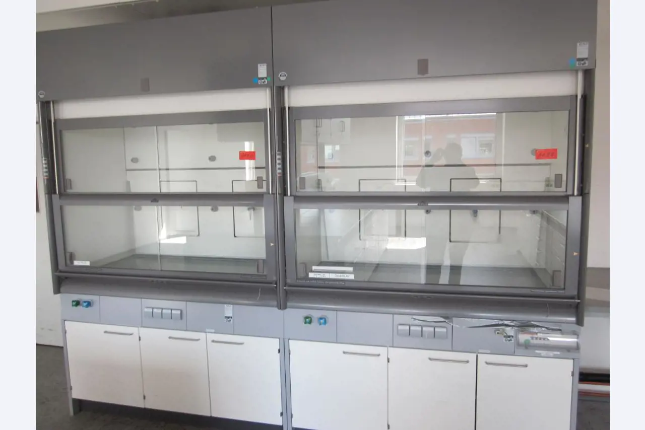 dobro vzdrževana laboratorijska oprema.-1