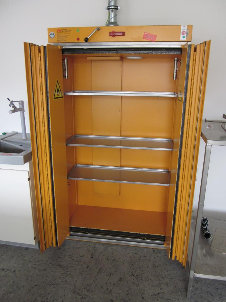 gepflegte Laborausstattung-2