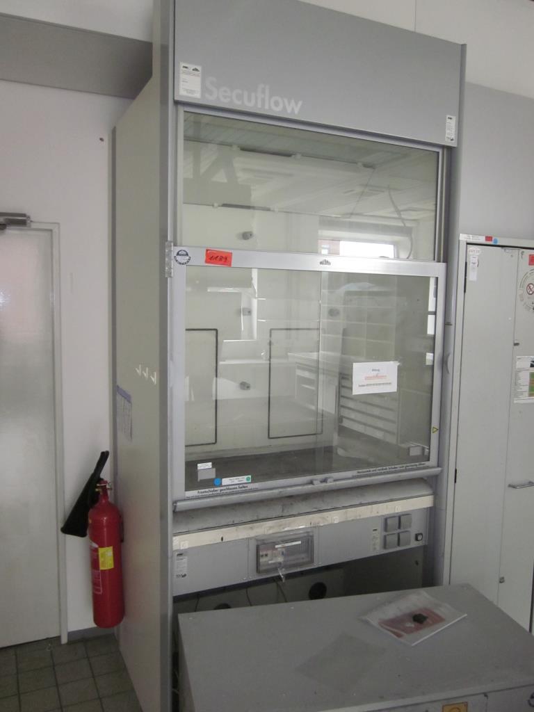 gepflegte Laborausstattung-1