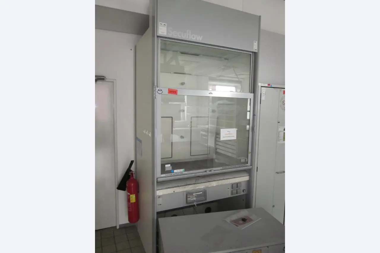 gepflegte Laborausstattung-1