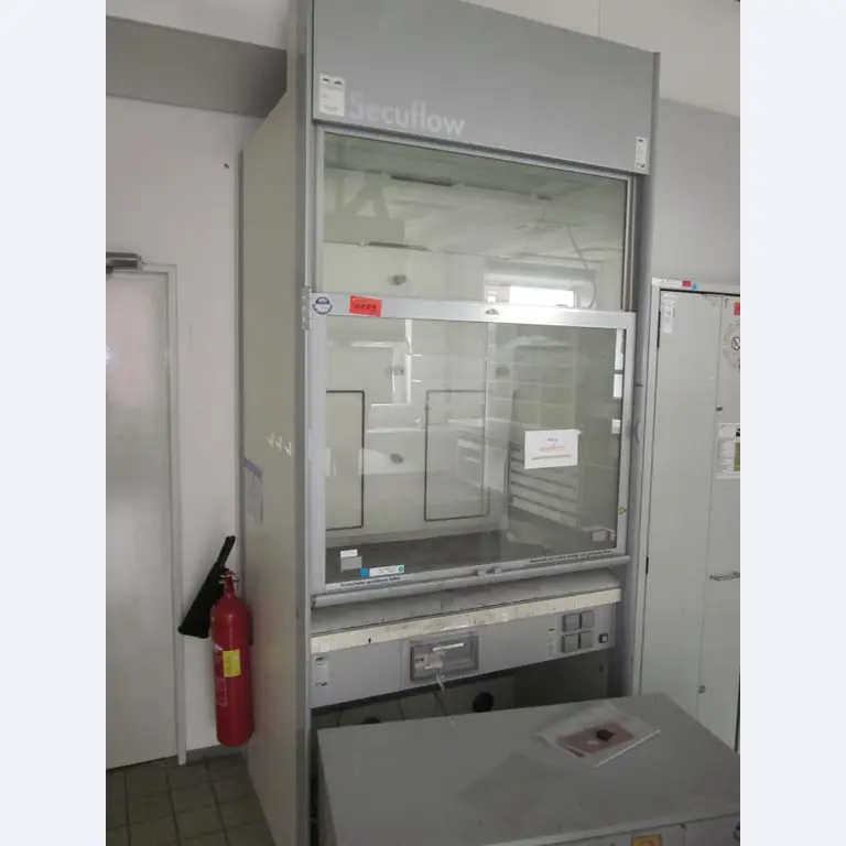 gepflegte Laborausstattung-1