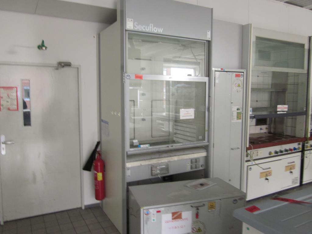 gepflegte Laborausstattung-2