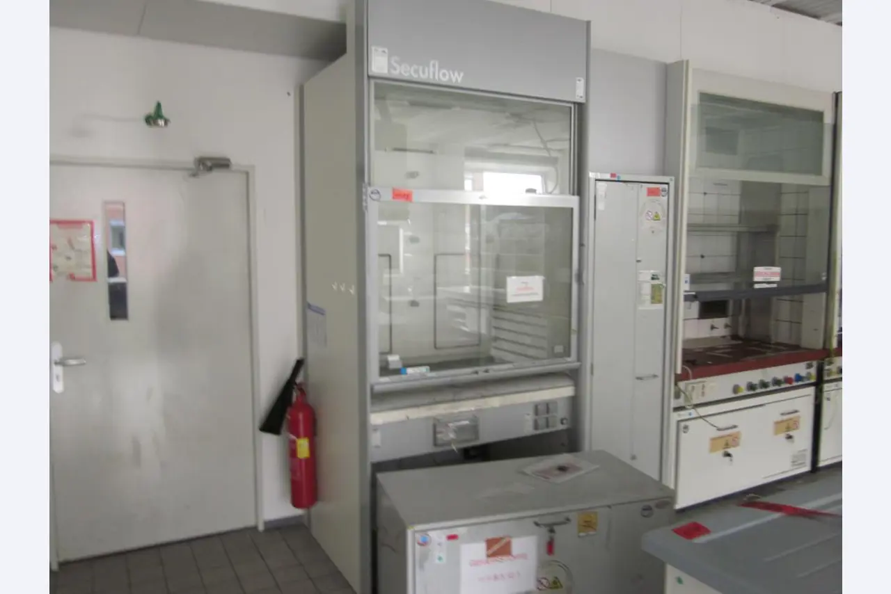 gepflegte Laborausstattung-2