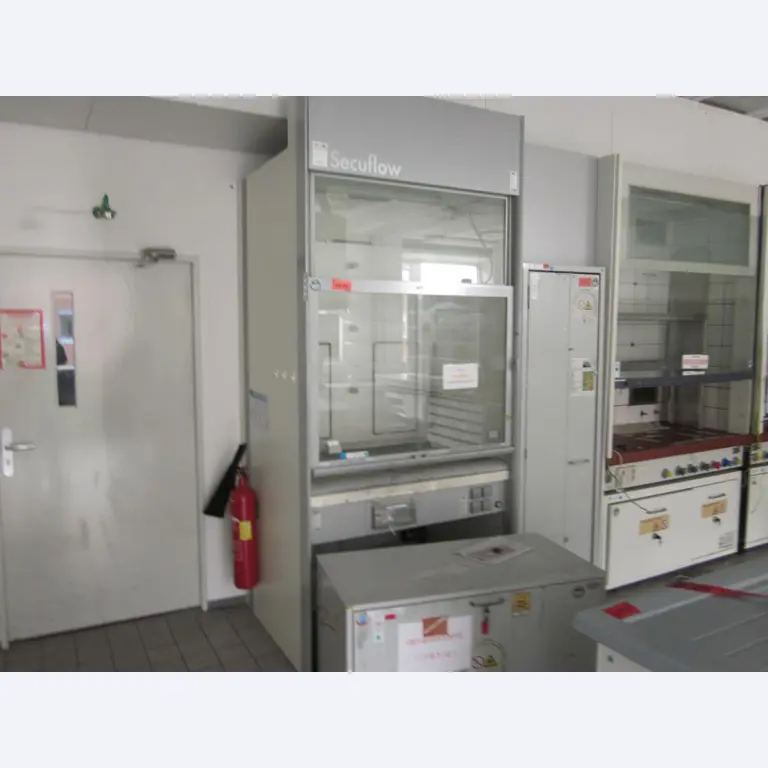 gepflegte Laborausstattung-2