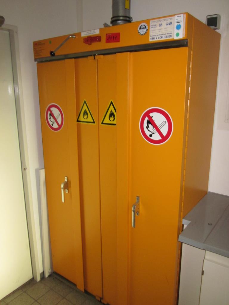 dobro vzdrževana laboratorijska oprema.-2