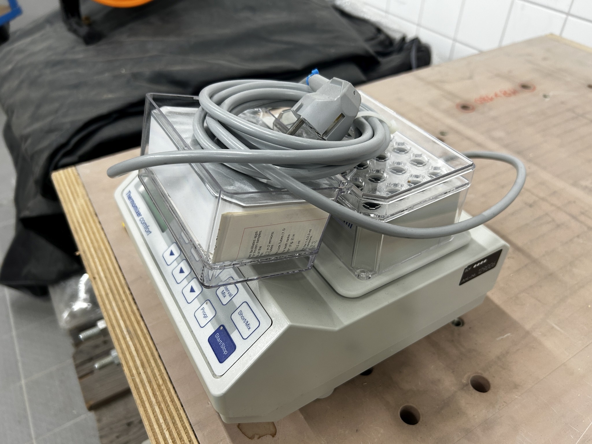 hochwertige Laborgeräte eines namhaften Unternehmens-3