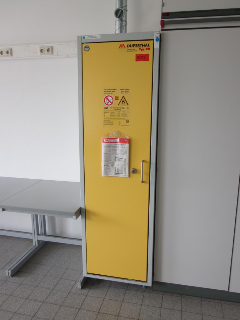 gepflegte Laborausstattung-1