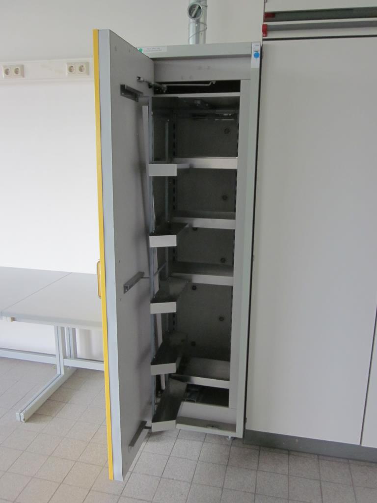 gepflegte Laborausstattung-2