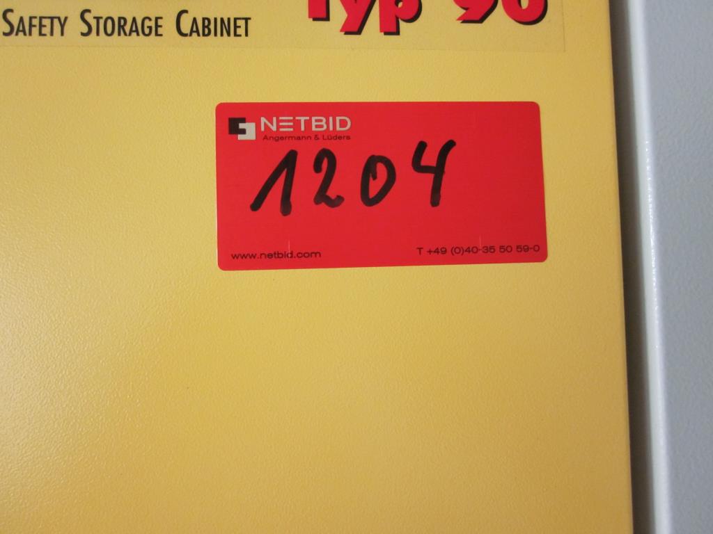 gepflegte Laborausstattung-3