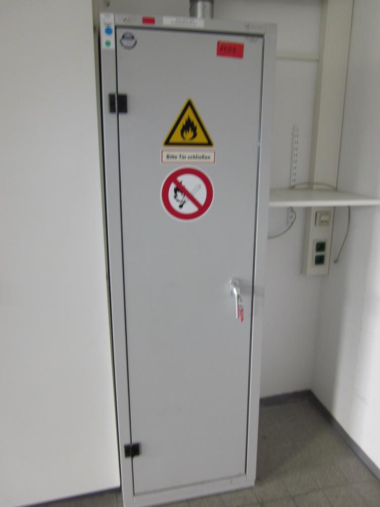 dobro vzdrževana laboratorijska oprema.-2