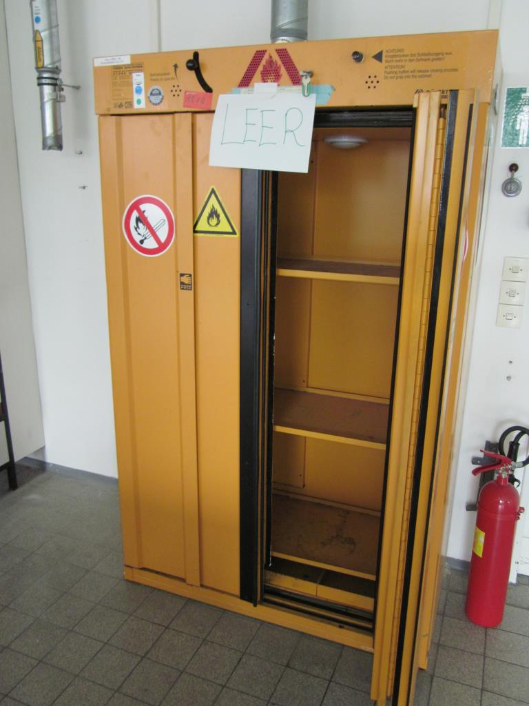 gepflegte Laborausstattung-1