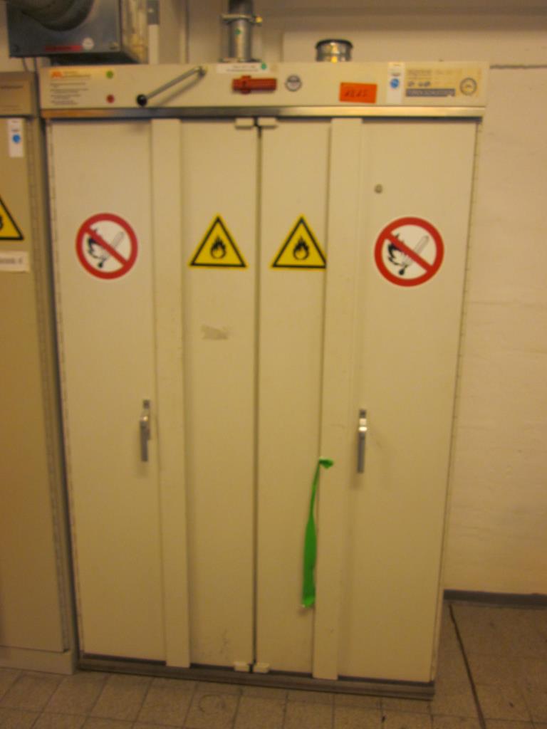 gepflegte Laborausstattung-1