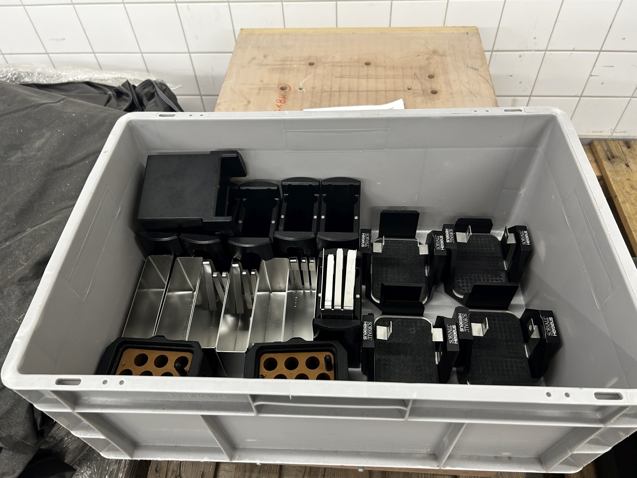 hochwertige Laborgeräte eines namhaften Unternehmens-2