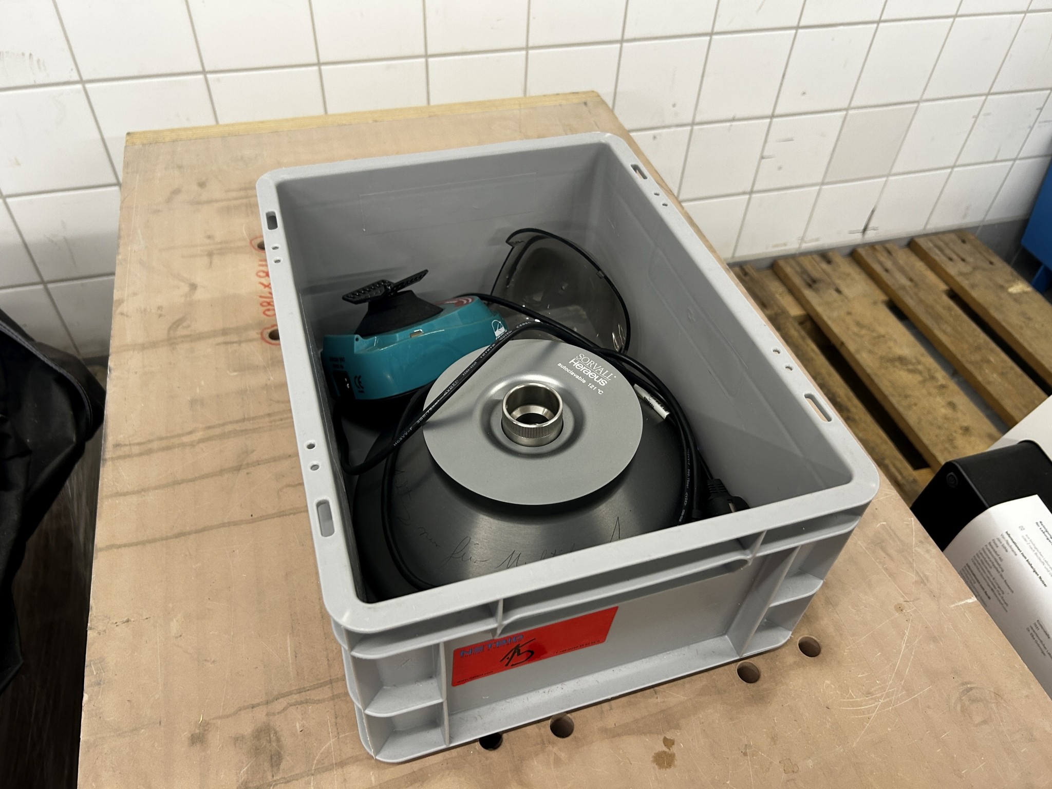 hochwertige Laborgeräte eines namhaften Unternehmens-2
